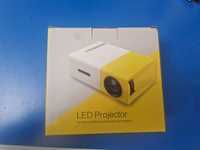 Mini video proiector LED portabil