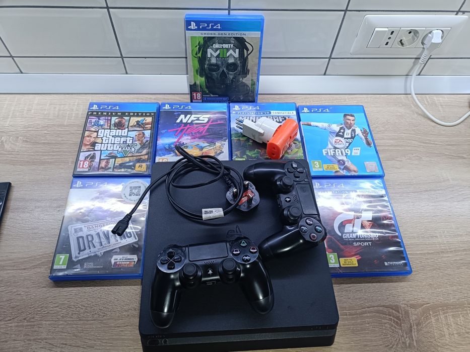 Vând PlayStation 4 Slim