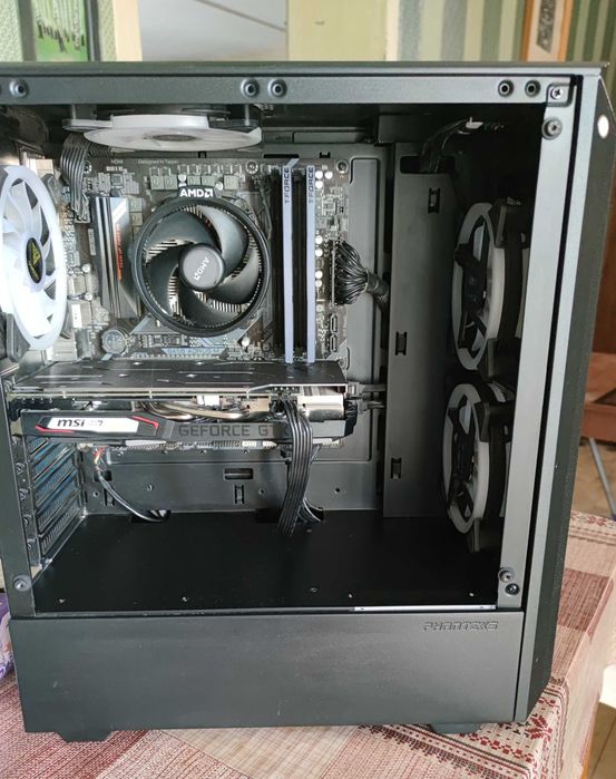 Геймърски компютър AMD Ryzen 5
