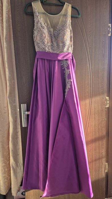 Rochie roz de poveste – bust din dantelă, fustă amplă din satin–