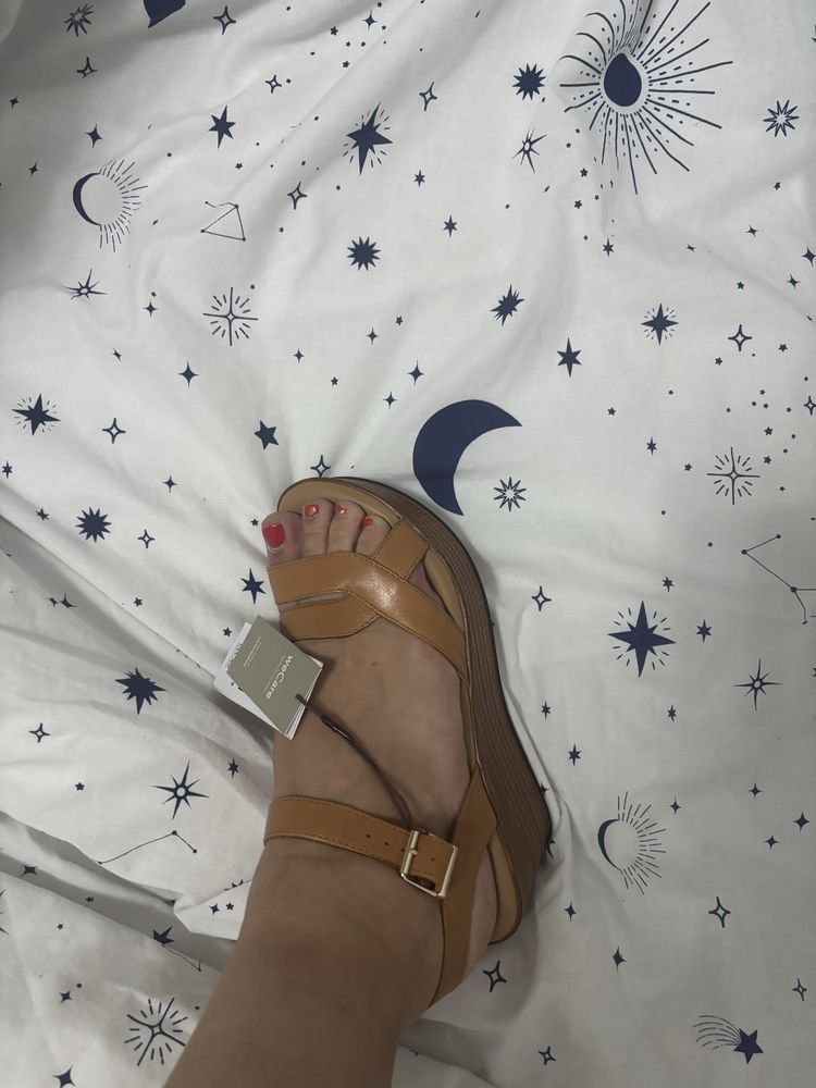 Sandale de piele , noi in cutie