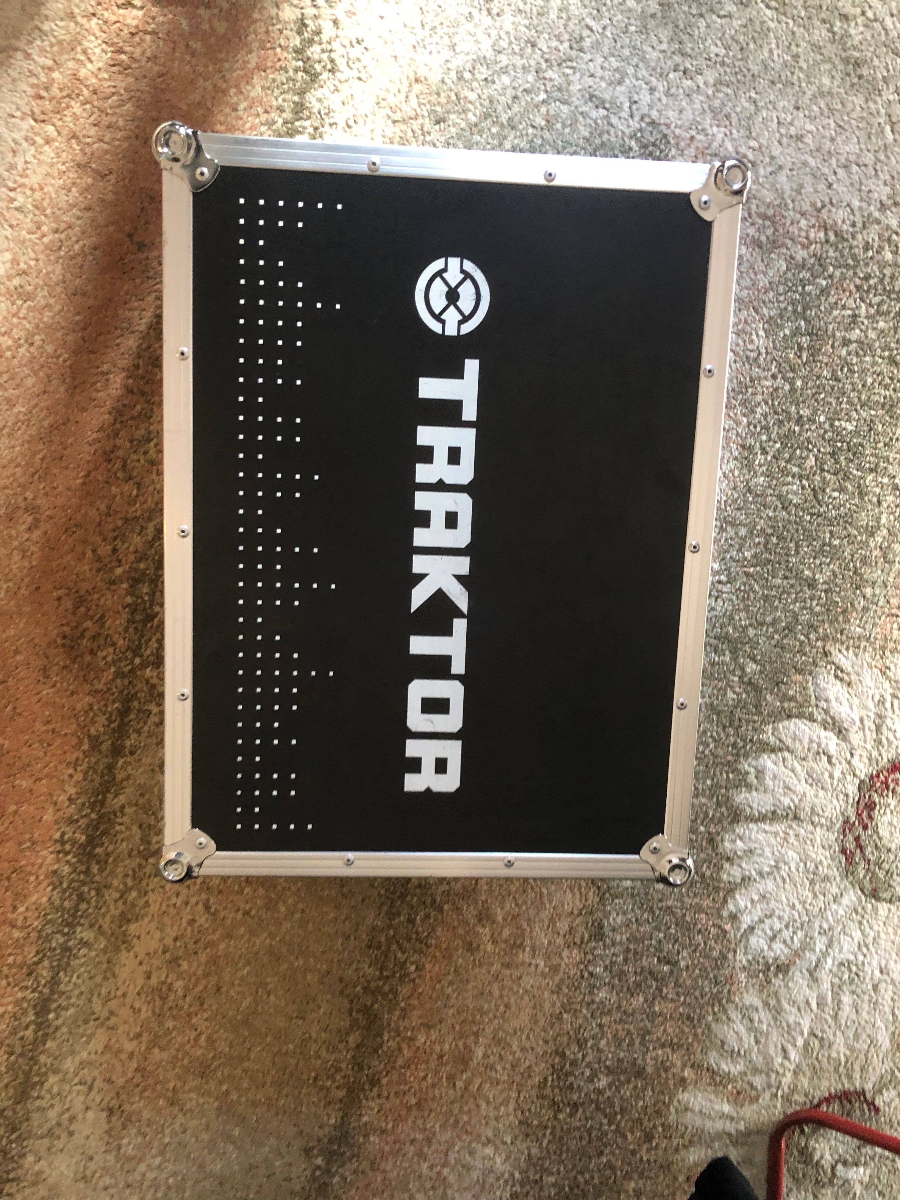 Traktor S4 MK2 DJ контролер + flight case