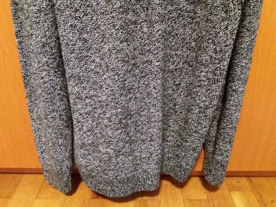 Vand pullover barbatesc marca Angelo Litrico, cu nasturi, marime M