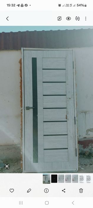 Дверь для дома, серовато-белого цвета