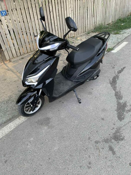 Scuter z tech stare ca nou