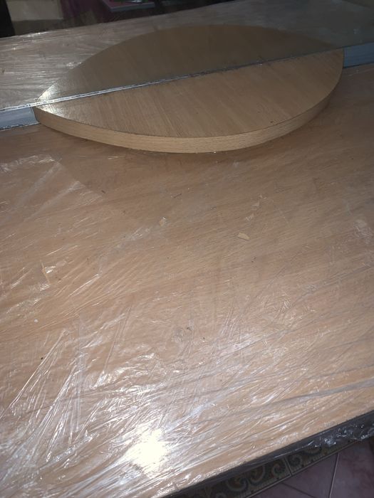 Vand set dulap, comoda si oglinda, rafturi, cuier si 2 scaune bar