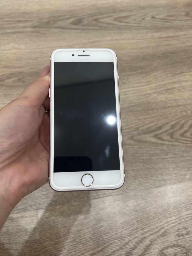 Продам Айфон 7 розового цвета