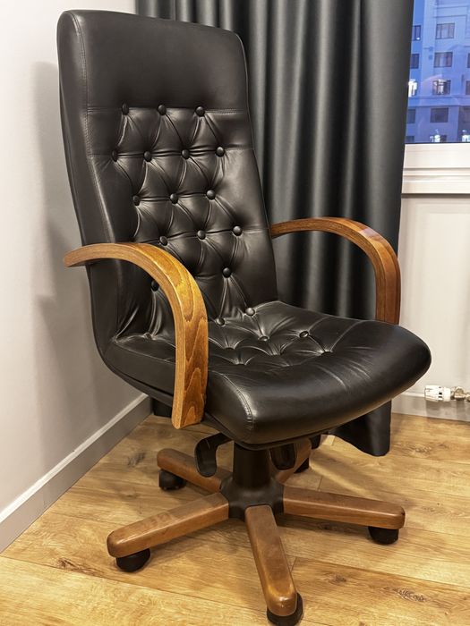 Кожанное кресло