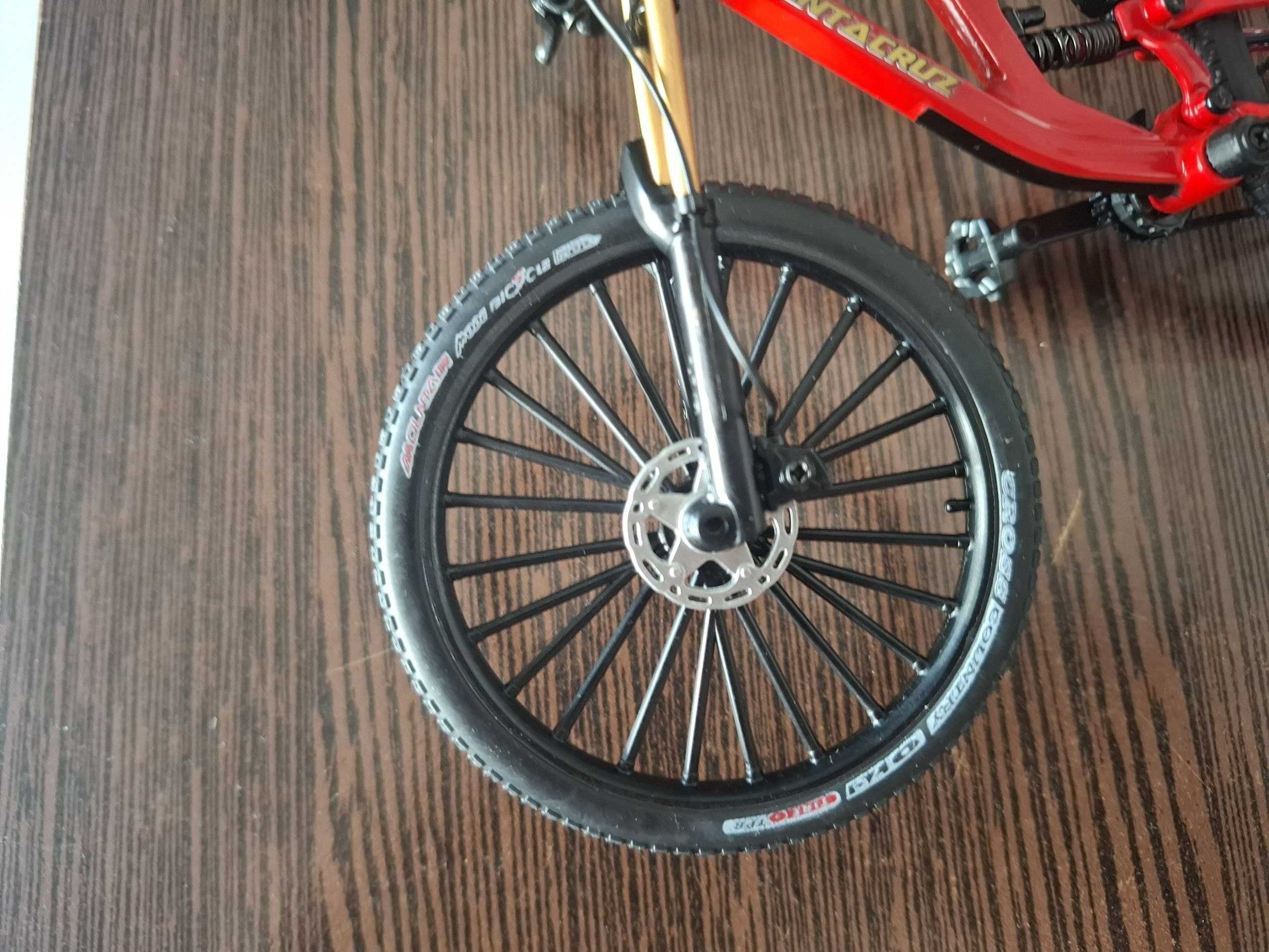 Macheta bicicleta Santa Cruz V10 29'' scara 1:10