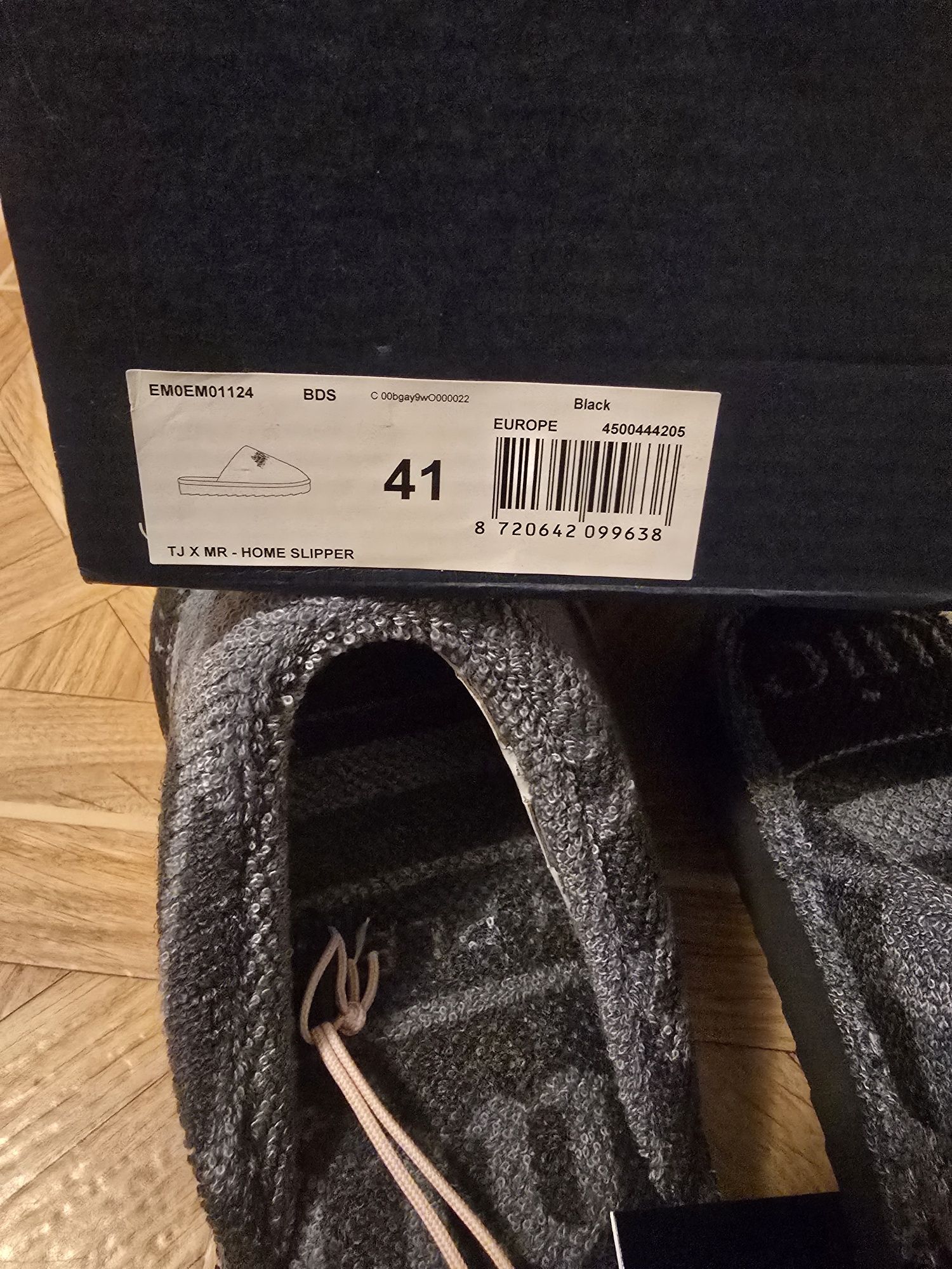 Papuci Tommy Hilfiger, noi cu eticheta