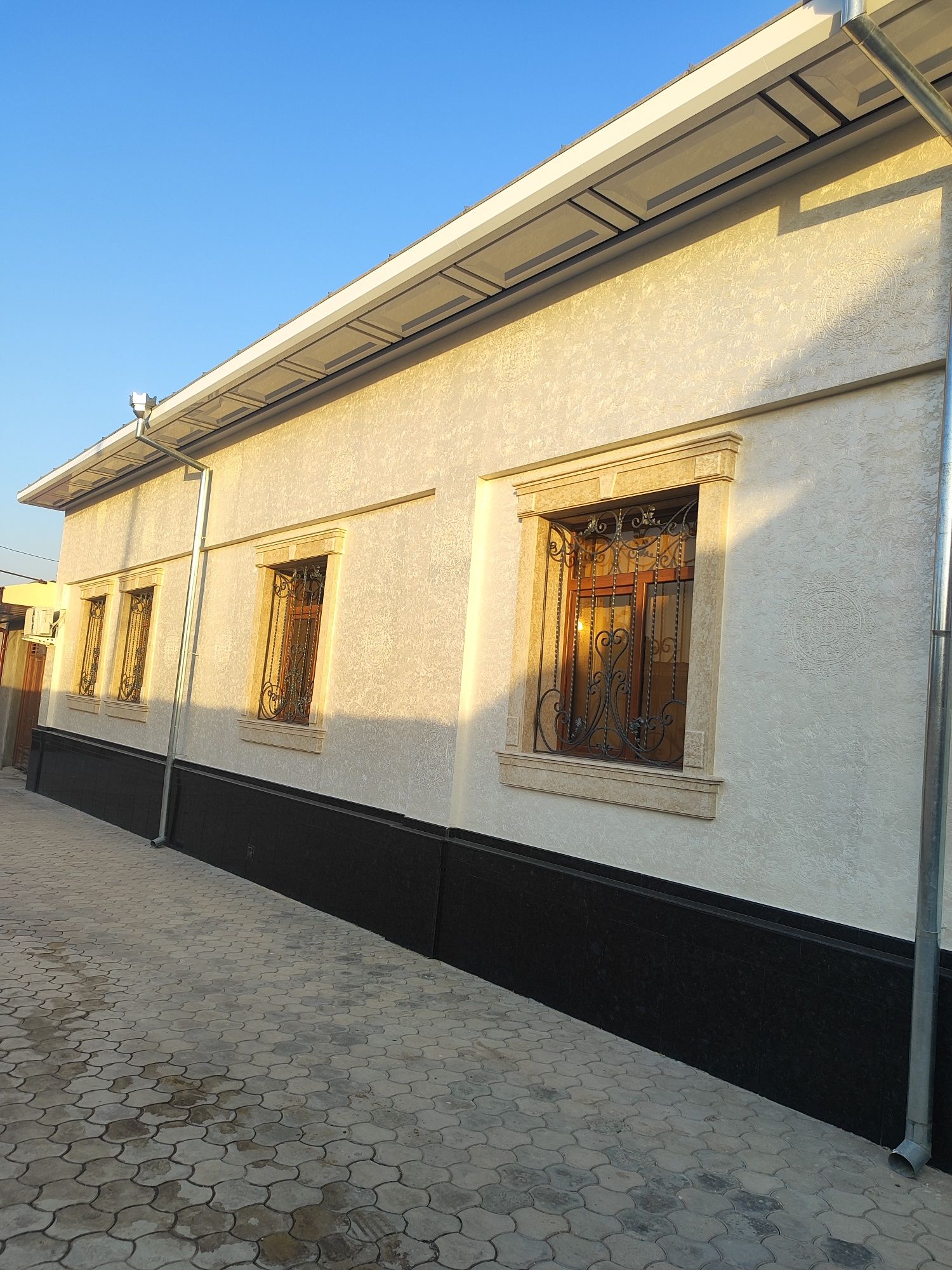 Travertin fasat ishlarini qilib beramiz xohlagan fosonda hohlagan rang