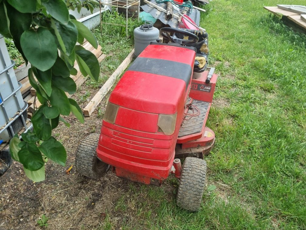 Vănd tractoraș de tuns iarbă .