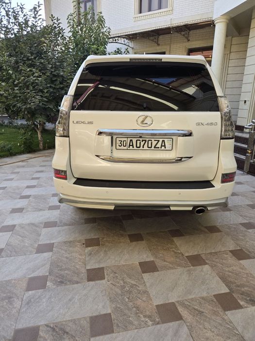 Lexus GX 460 v xoroshem sostoyanii