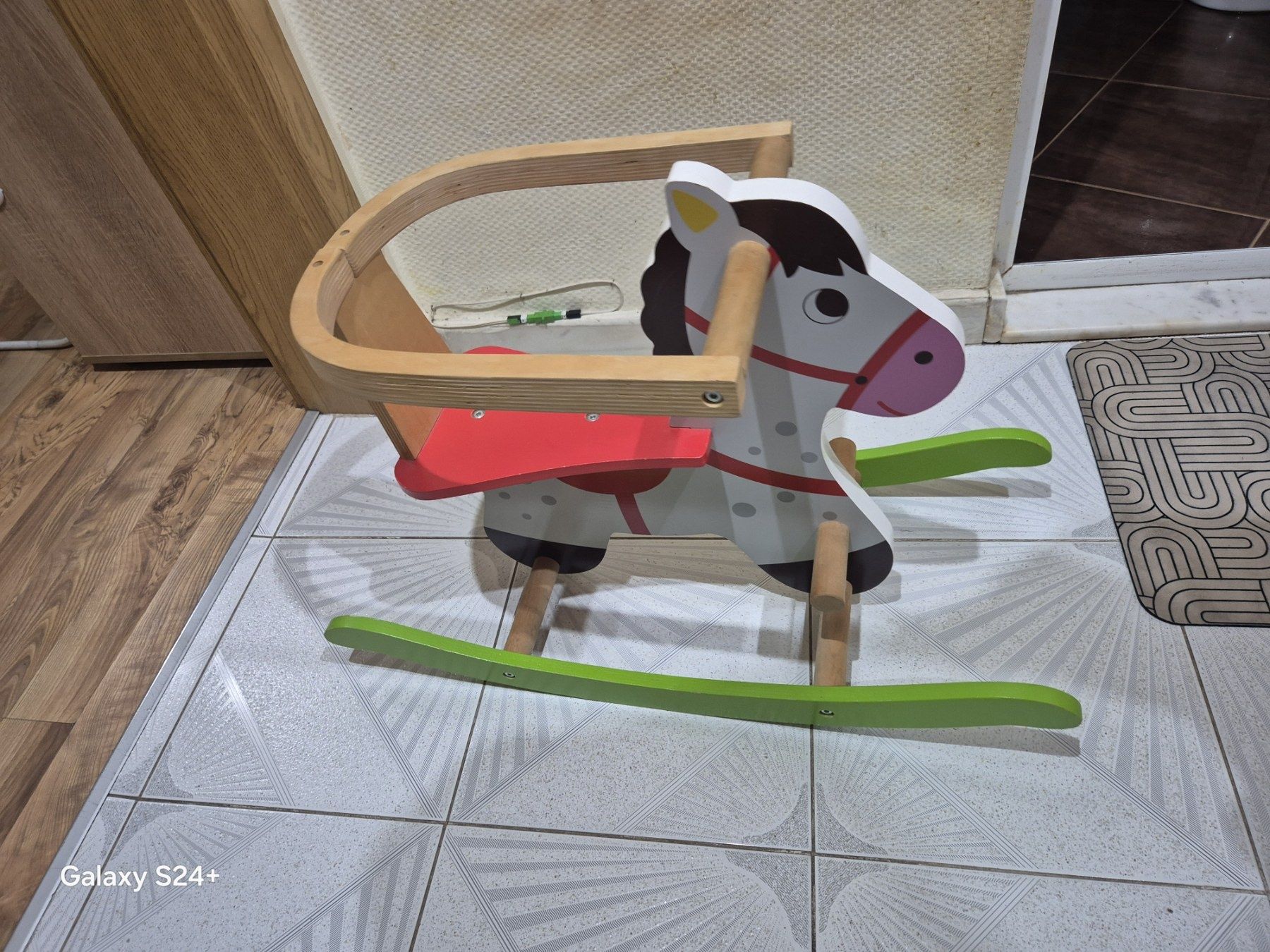 Дървено конче,локър и кола