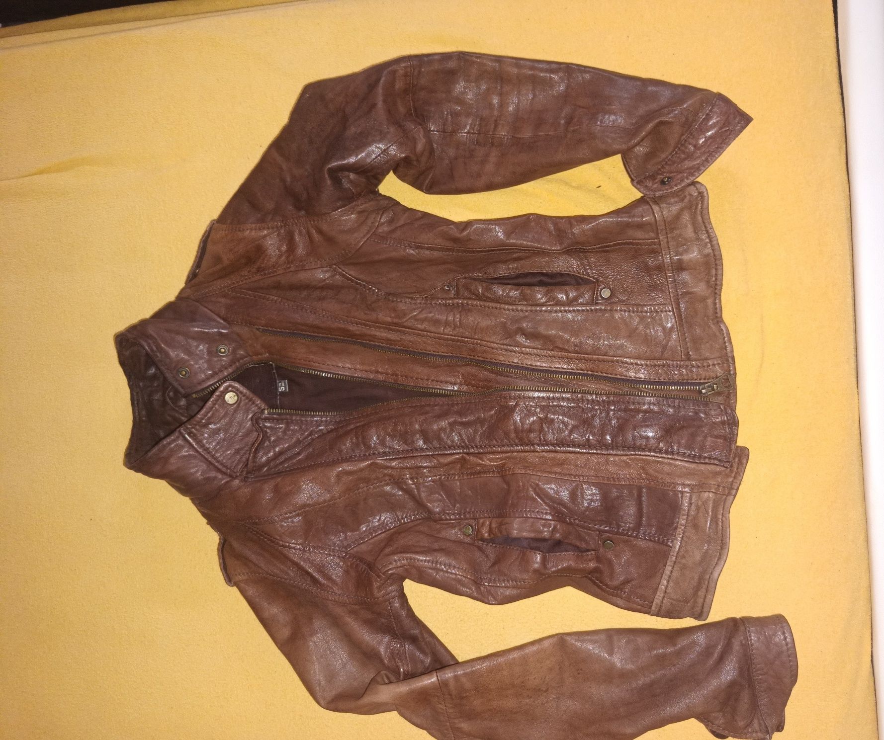 Jachetă din piele  de culoare maro ,superbă