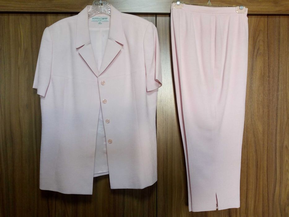 Розовый брючный костюм Kasper&Company (куплен в США).
