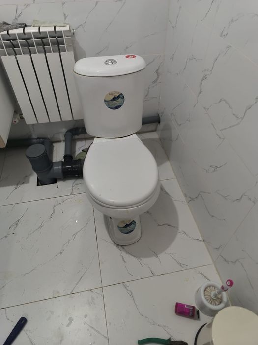 Продам унитаз б/у в комплекте. Пол года эксплуатации