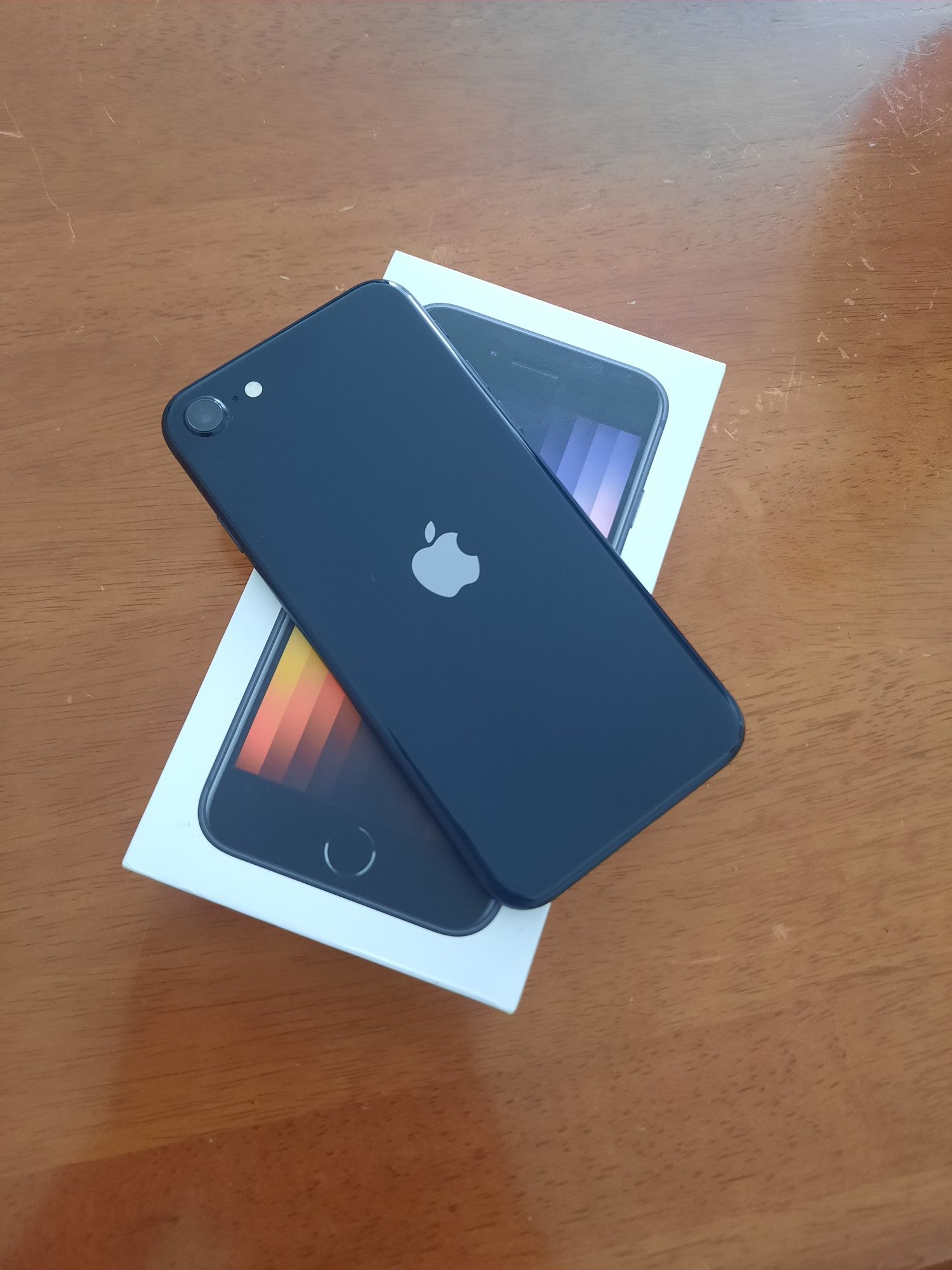 Продам IPhone SE 64 gb в идеале