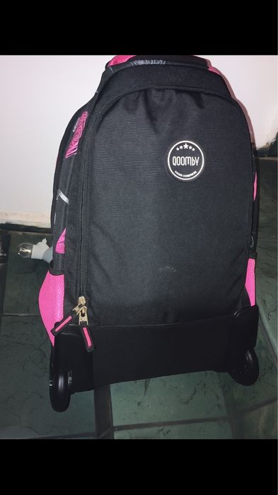 Раница с вградени колела и дръжка