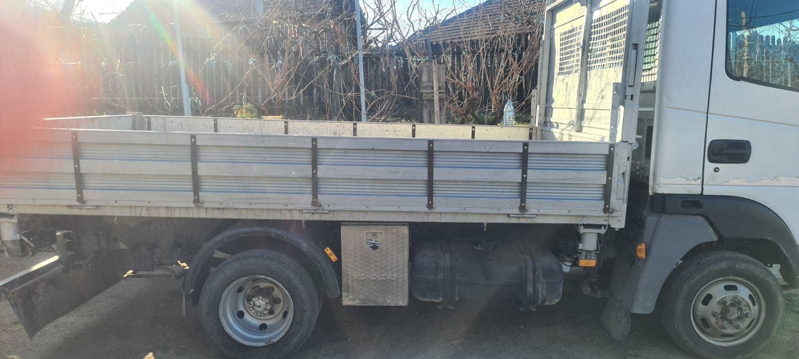 Camioneta basculabila Nissan Atleon