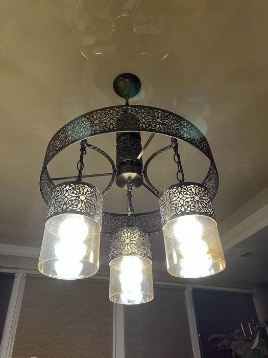 Продам отличную люстру