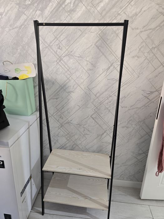 Продам вешалку в хорошем состоянии. Состояние как на фото, продаём из-