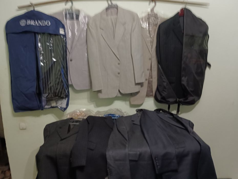 Фирменные костюмы (пиджак и брюки) натуральные ткани.