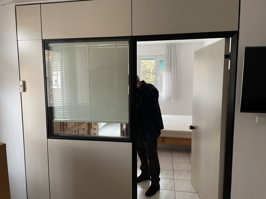 Преградна стена с вградена врата, щора и стъклопакет