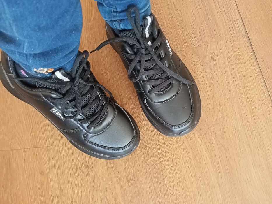 Нови дамски черни маратонки