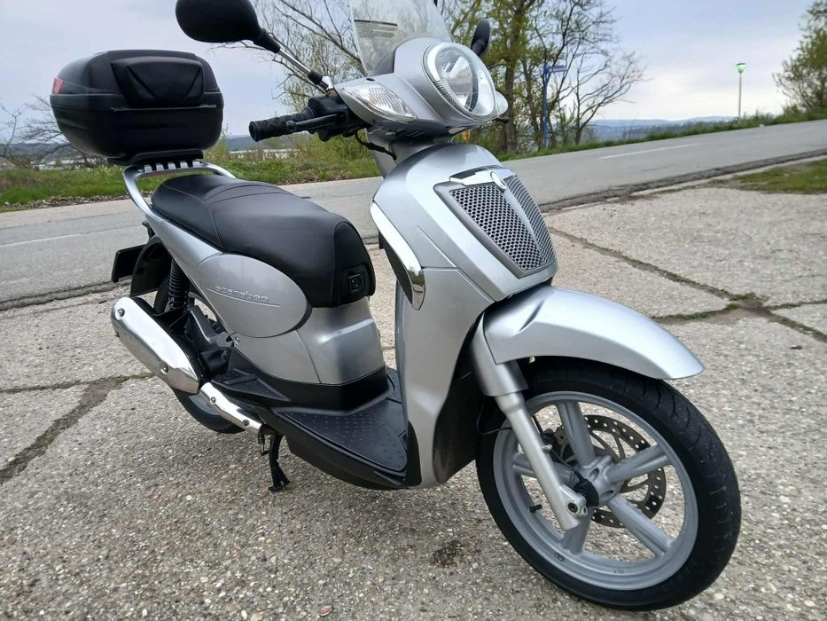 Vând scuter scarabeo 200