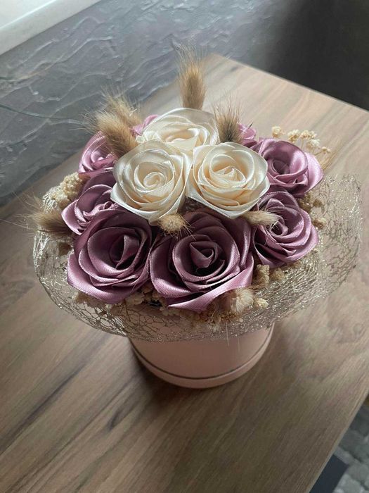 Ръчно изработени букети от сатенени панделки и восък.