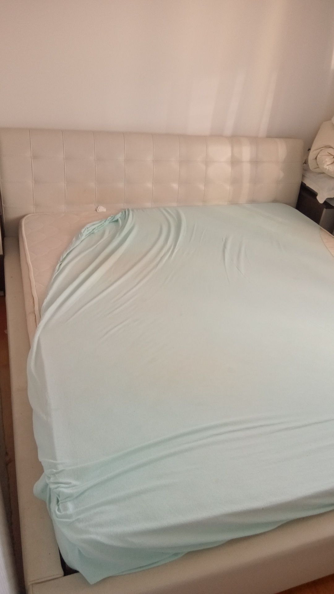 Pat tapițat 200 cu 180 cu saltea