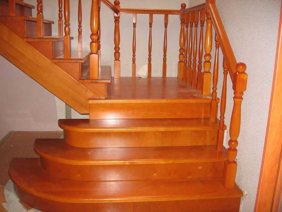 Лестничные марши, балясины, столбы, ступени, поручень
