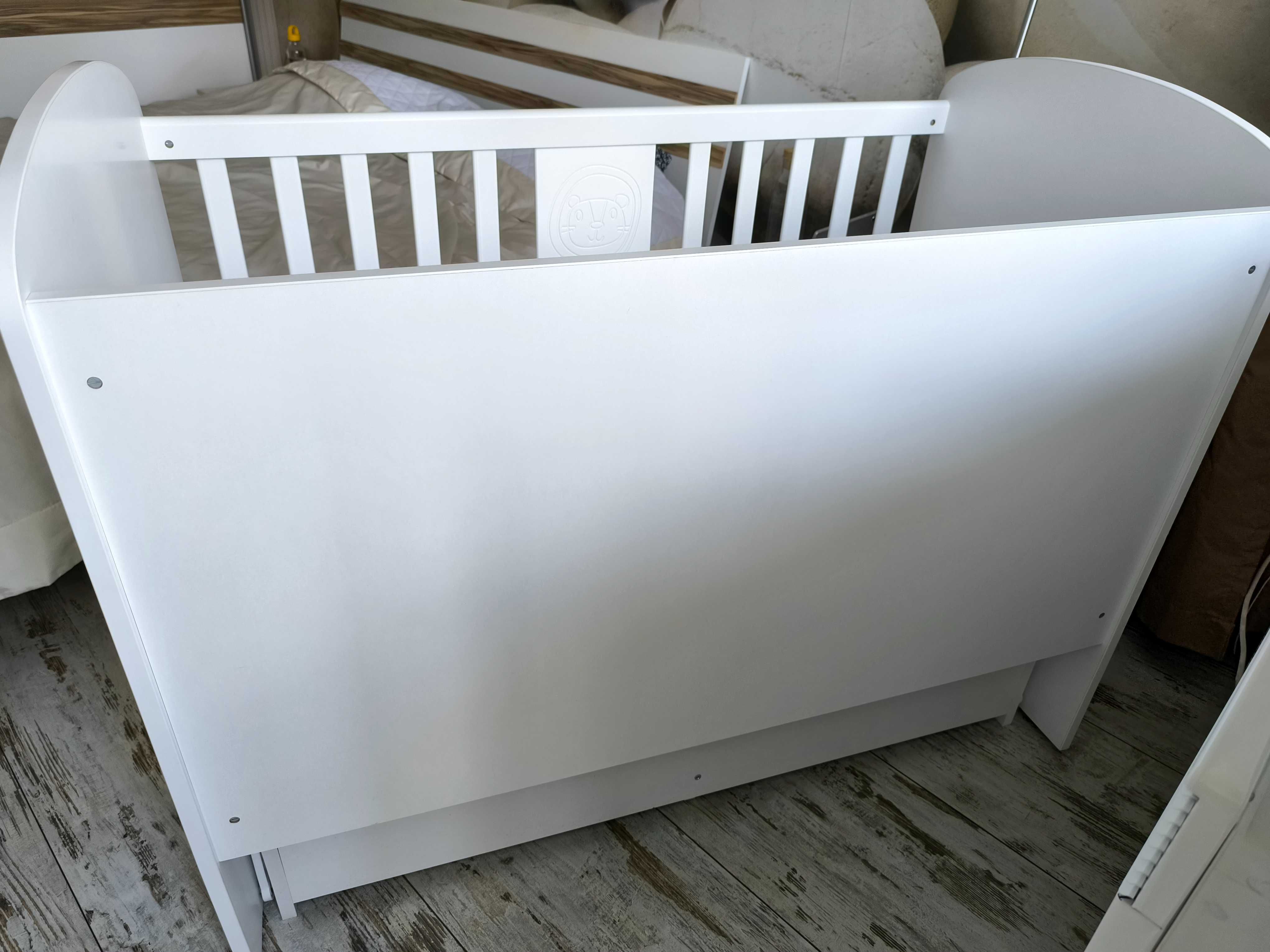 Бебешко легло JimmyLee 60x120CM с люлеещ механизъм и матраци