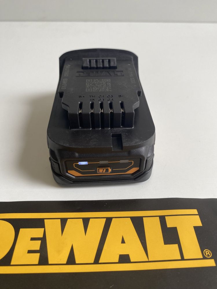 Батерии и зарядно DeWALT McLaren DCB1102E2-QW - McLaren PowerStack 18V