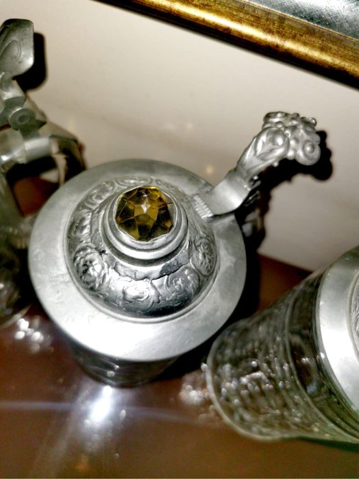 Халби стъклени капаци от калай маркирани с вдигнато дъно от колекция