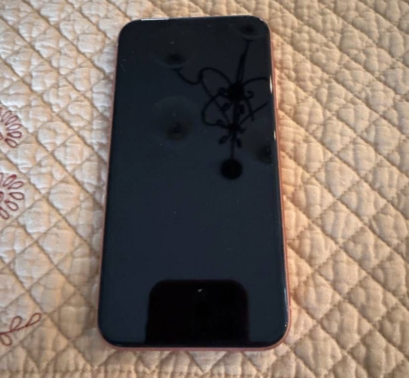 iPhone XR коралловый цвет