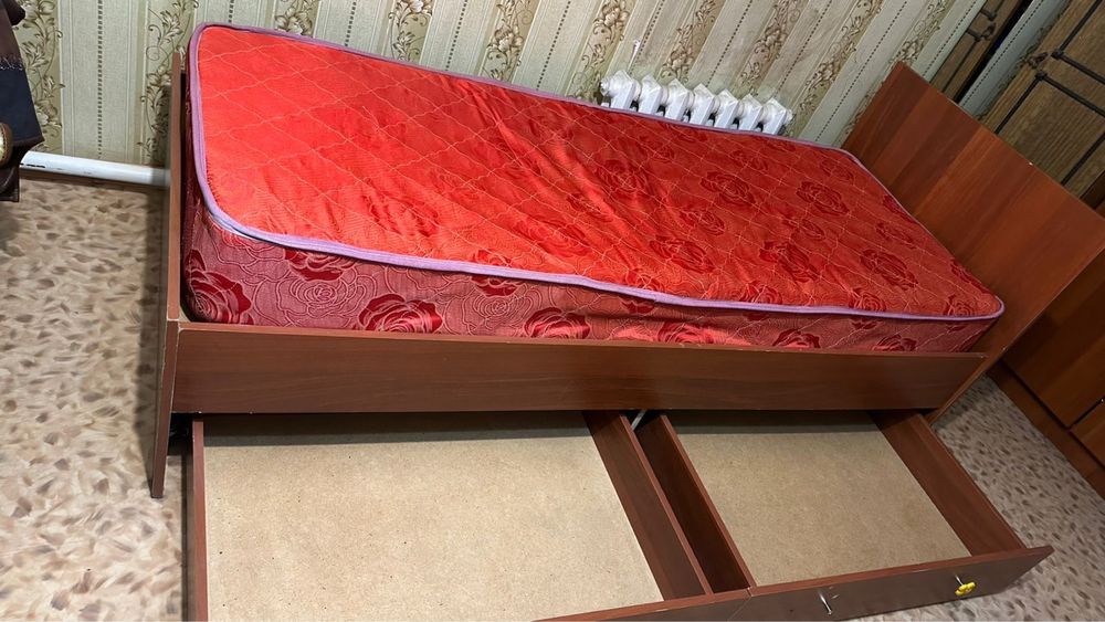 Продам кровать с матрасом