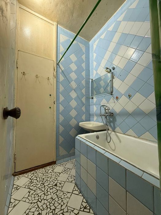 Продаю квартиру Яшнабадский р-он Авиасозлар-1.  2-ком 4-этаж 4-этажном