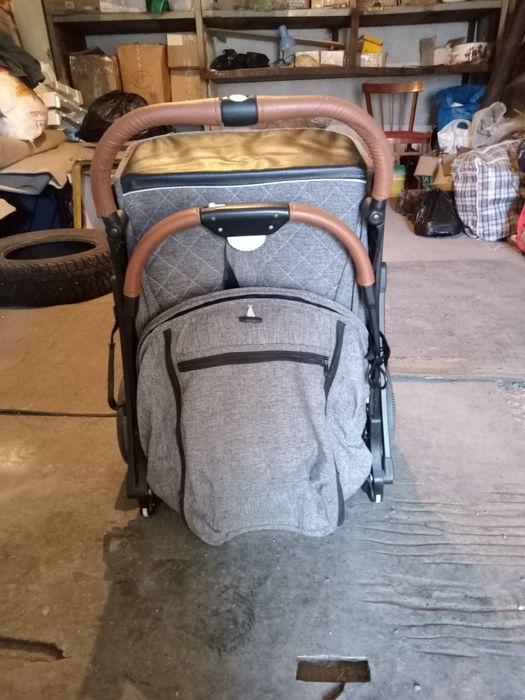 Детская прогулочная коляска