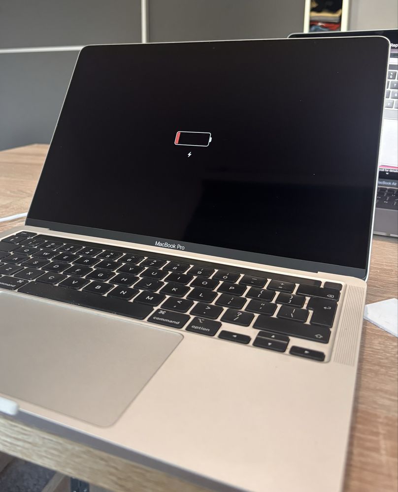 Macbook pro 2020 - перфектен, с кутия