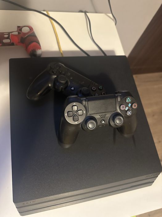 Vand ps4 pro 1T GYGA  2 manete plus 1 husa si 2 jocuri
