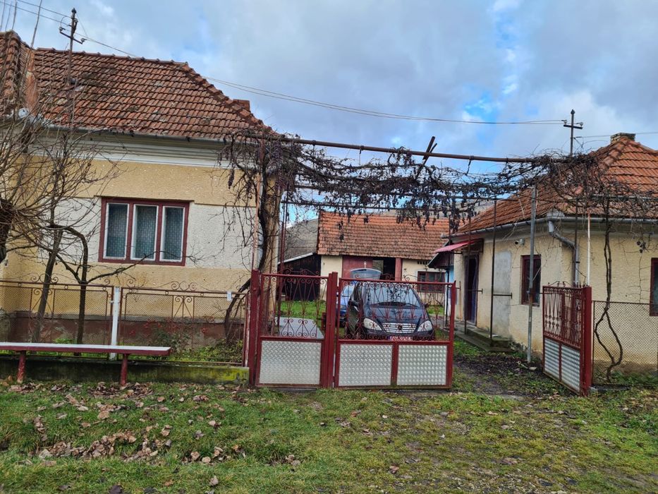 Vand casa la tara la 10 km de Dobra