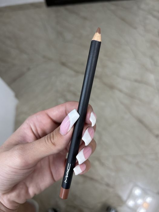 Молив за устни MAC