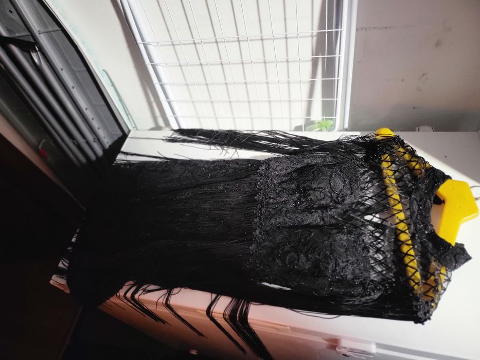 Rochie eleganta cu franjuri și paiete.