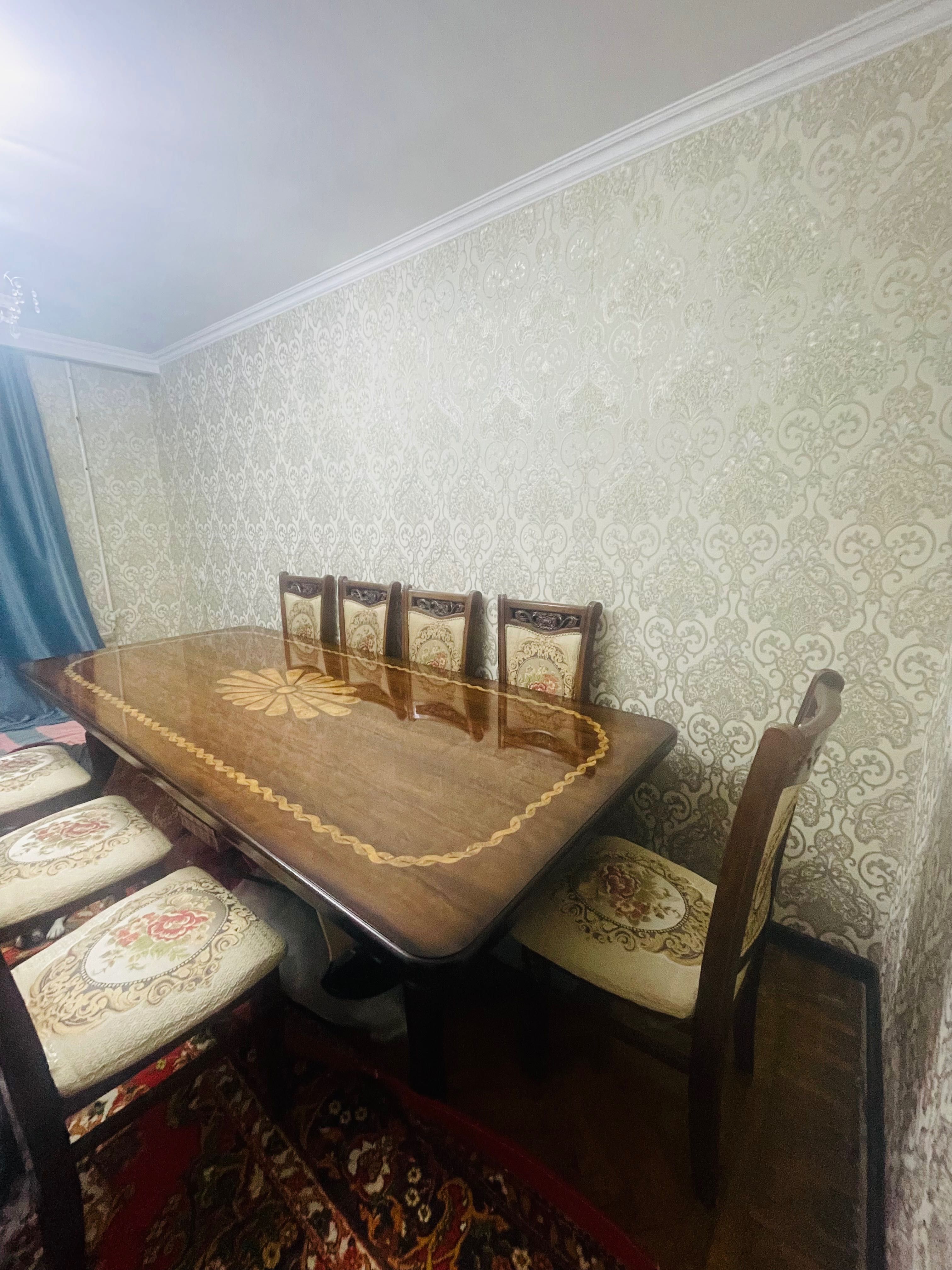 Стол со стульями
