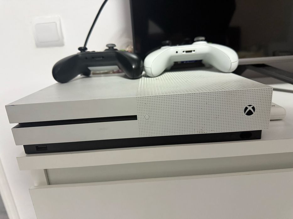 Vand Xbox One S in stare buna