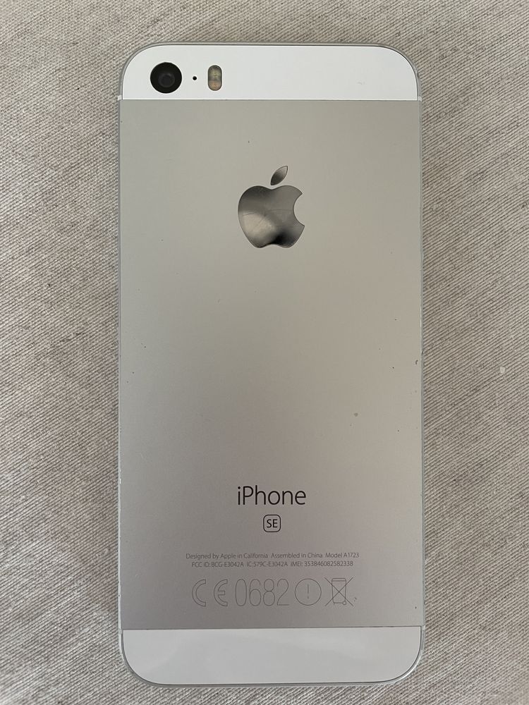 Iphone SE 64 GB сребрист