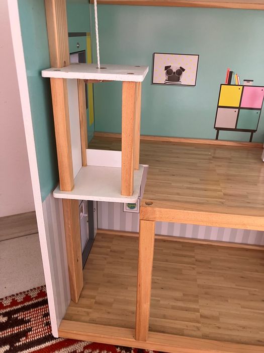 Къща за кукли с играчките към нея