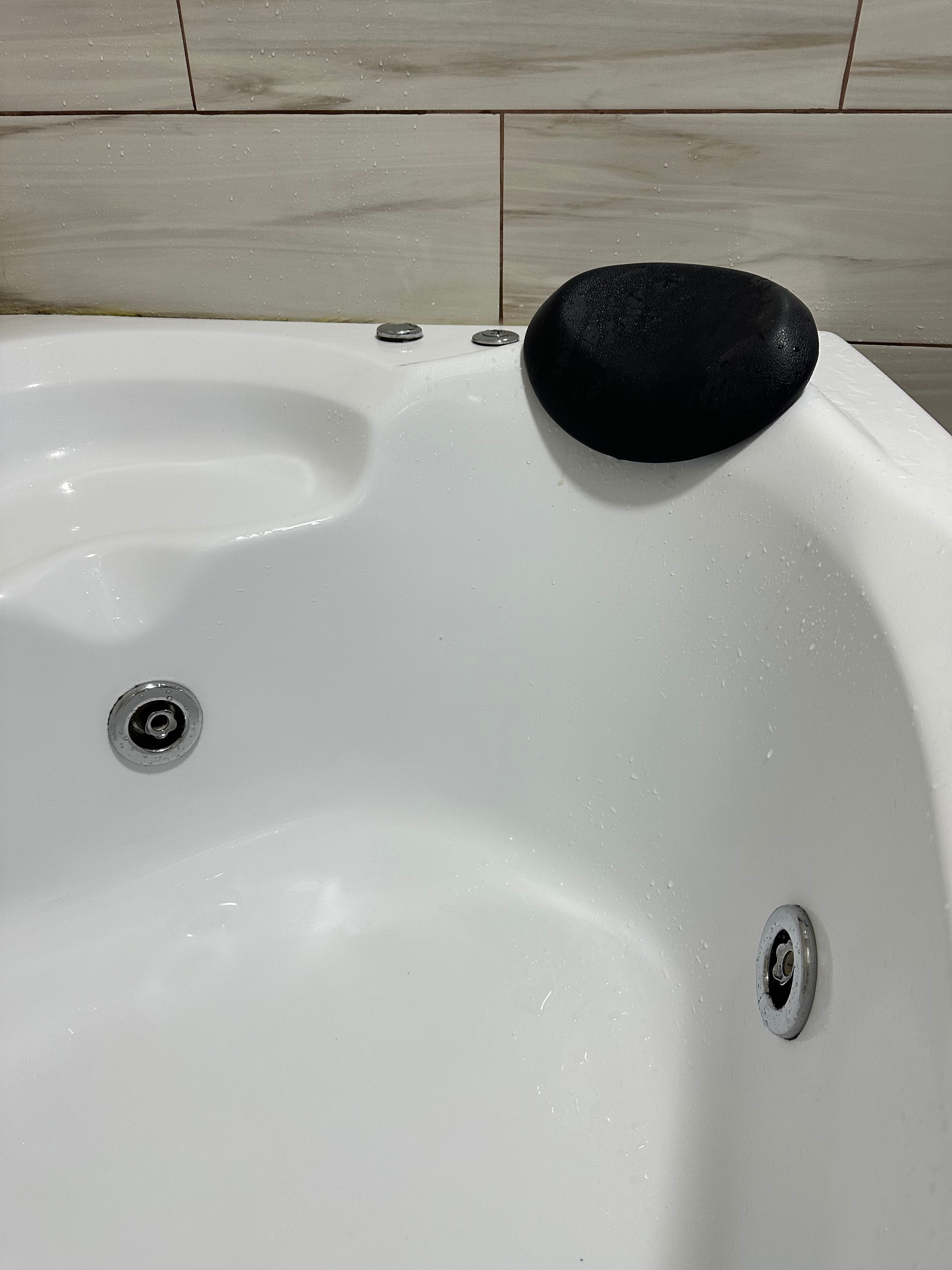 Cadă cu jacuzzi în stare foarte bună!